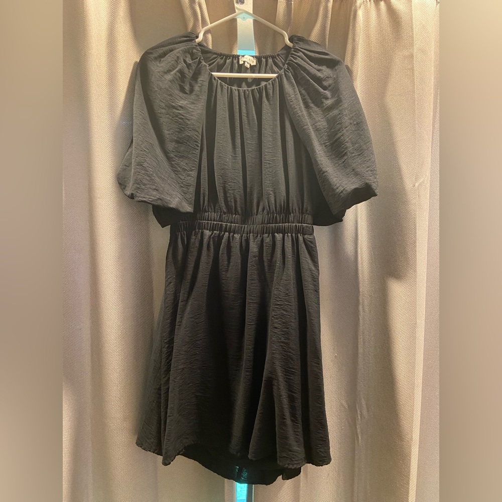Moon River Women’s cutout dress with puffy sleeves in a size medium